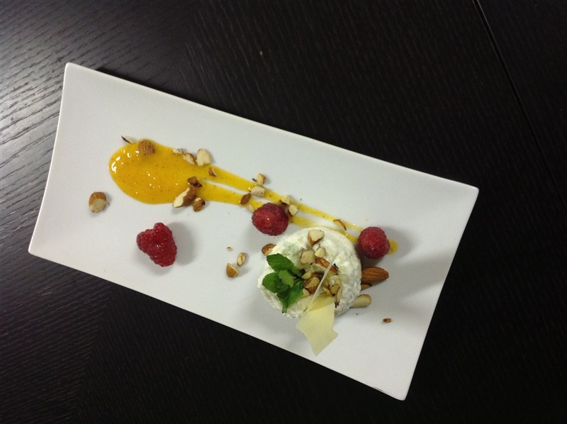 Ricotta lavorata, coulis di cachi alla vaniglia, cioccolato bianco e mandorle   Chef Simone Bertaggia